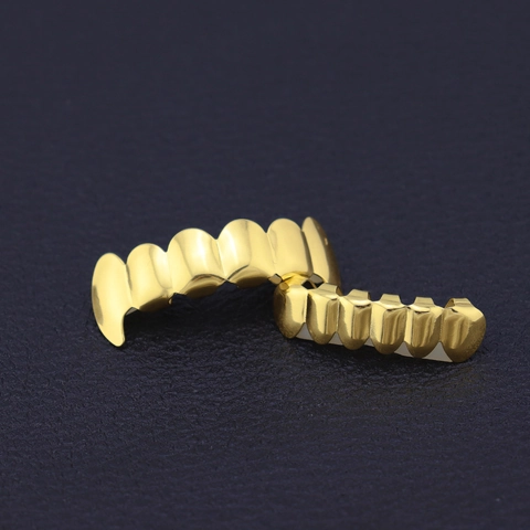 Grillz per Denti a Zanna di Vampiro Hip Hop in Rame Placcato Oro Reale Combinazione Superiore Inferiore Gioielli Corpo