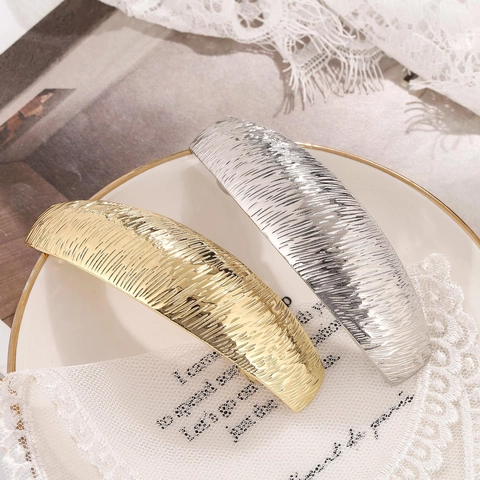 Fashion Alloy Arched Hair Clip For Women Textured Brushed Metal Spring Barrette Elegant Minimalist Hair Accessory