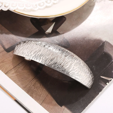 Fashion Alloy Arched Hair Clip For Women Textured Brushed Metal Spring Barrette Elegant Minimalist Hair Accessory