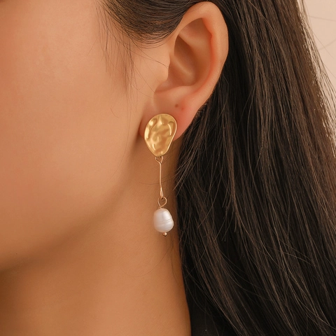 Pendientes Largos Asimétricos de Aleación con Perla de Agua Dulce para Mujer Diseño Minimalista de Metal Martillado Irregular