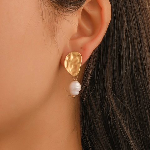 Pendientes Largos Asimétricos de Aleación con Perla de Agua Dulce para Mujer Diseño Minimalista de Metal Martillado Irregular