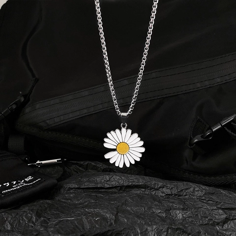 Titanium Steel Daisy Flower Pendant Necklace Silver Box Chain Enamel Floral Streetwear Jewelry For Men Women Daily Accessory