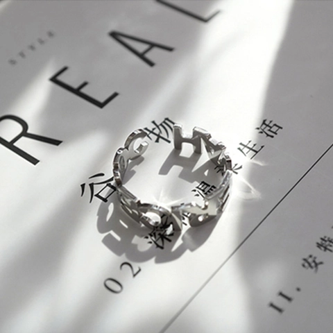 Anello Aperto Minimalista in Acciaio al Titanio con Lettere Inglesi Traforate per Donna Anello a Fascia in Acciaio Inossidabile Argento Regolabile
