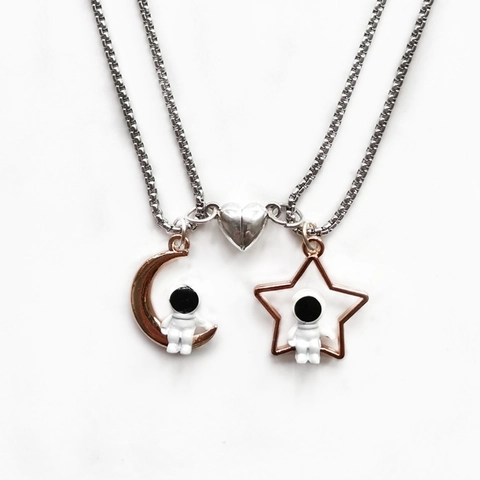 Collier Pendentif Magnétique de Couple Astronaute en Alliage d'Acier au Titane Colliers Assortis Lune Étoile pour Amoureux Bijoux Cadeau