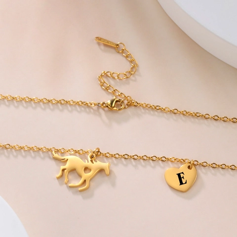 Collar con Colgante Inicial de Corazón de Caballo de Acero Inoxidable Tono Oro Plata Joyería Simple para Mujer Uso Diario