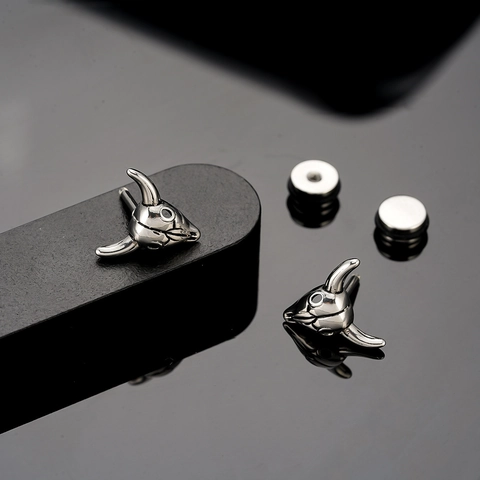 Titanstahl Ochsenschädel Ohrstecker Vintage Punk Gothik Hip Hop Schraubverschluss Silber Farbe Schmuck Geschenk Für Herren Damen