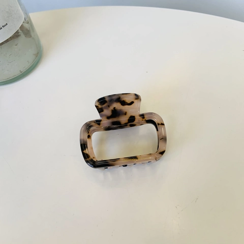 Französischer Haarklammer Aus Acetat In Quadratischer Parfümflaschenform Mit Schildpatt- Und Marmormustern Für Einen Stilvollen Look Für Damen