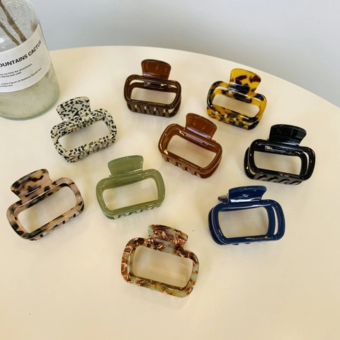 Französischer Haarklammer Aus Acetat In Quadratischer Parfümflaschenform Mit Schildpatt- Und Marmormustern Für Einen Stilvollen Look Für Damen
