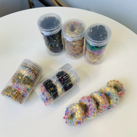 Lindos Coleteros de Punto con Pompones para Mujeres Niñas Color Caramelo Bandas Elásticas de Peluche en Tarro Accesorios de Moda