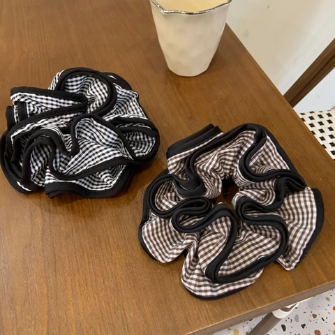 Coleteros de Tela de Cuadros Estilo Británico Vintage Con Ribete Negro en Contraste Gomas de Pelo Elásticas Plisadas Accesorios de Pelo Mujer