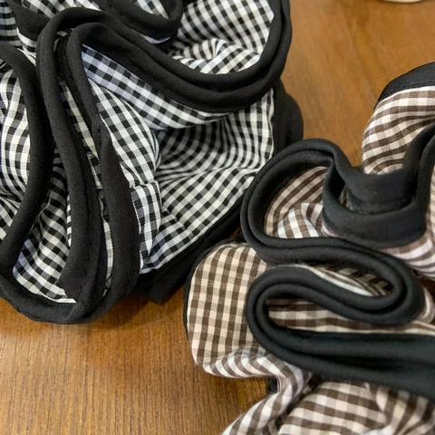 Coleteros de Tela de Cuadros Estilo Británico Vintage Con Ribete Negro en Contraste Gomas de Pelo Elásticas Plisadas Accesorios de Pelo Mujer