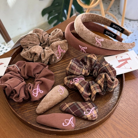 Vintage Brown Velvet Plaid Hair Accessory Set Letter A Embroidery Headbands Large Scrunchies Duckbill Clips For Women Daily Decor