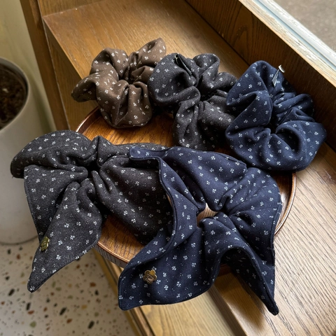 Scrunchies in Tessuto Floreale Pois Vintage Con Ciondolo in Metallo Elastici per Capelli Pieghettati Stile Pastorale Retro Donna