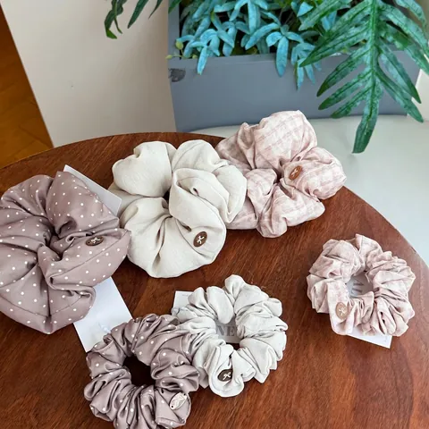 Chouchou Plissé en Coton Fait Main Avec Décor de Nœud Doux Motif Carreaux Pois Floral Élastique Cheveux Femme Fille