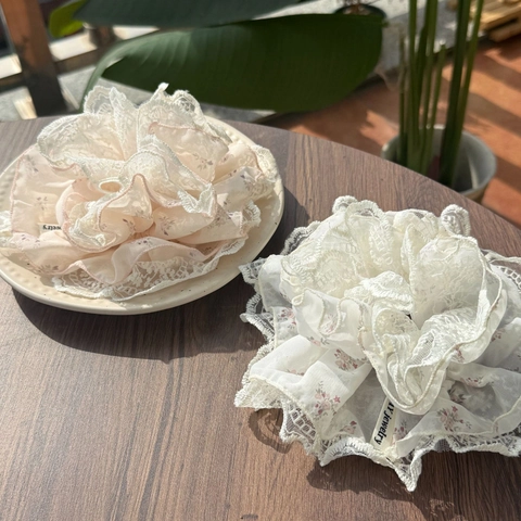 Franse Vintage Meerlaagse Bloemen Kant Scrunchie Elegante Stof Geplooide Elastische Haarband Voor Vrouwen Vakantie Decor
