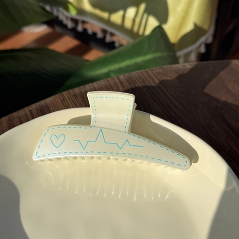 Korean Style Plastic Hair Claw Clip With Heartbeat Signal Print Sweet Heart Pattern Shark Clip Matte Hair Accessory For Women