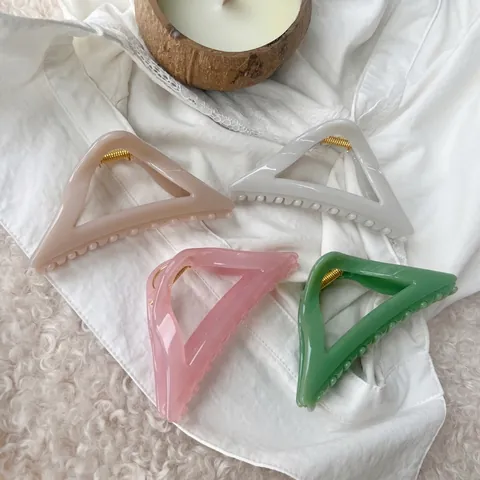 Eleganter Großer Dreieckiger Hohler Haarklammer Für Damen Minimalistischer Kunststoff Shark Clip Täglicher Haarschmuck Geschenk