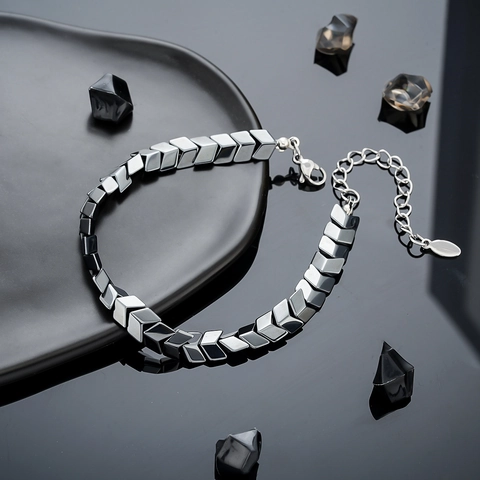 Bracciale Minimalista in Acciaio Inossidabile Ematite con Maglie a Freccia a V Regolabile Gioielli Geometrici Hip Hop per Uomo Donna Unisex Regalo