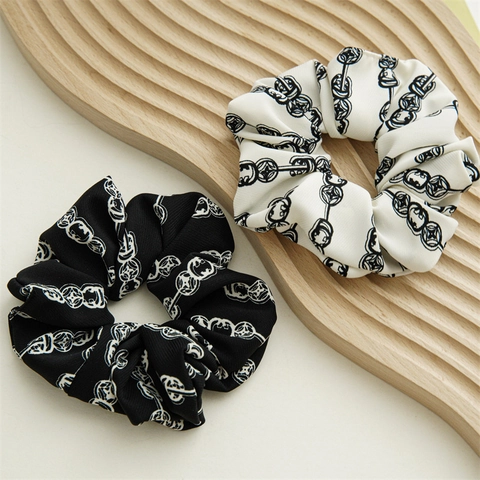 Koreanischer INS Stil Schwarz Weiß Buchstaben Kette Druck Stoff Scrunchies Retro Elegant Bogen Band Haargummis Damen Haarschmuck