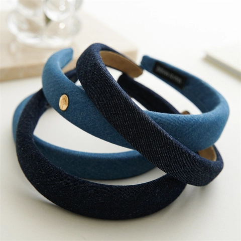 Cerchietto Imbottito in Denim Blu Semplice per Donna a Cima Alta Fascia per Capelli in Tessuto alla Moda Con Targhetta in Metallo Dorato Fatto a Mano