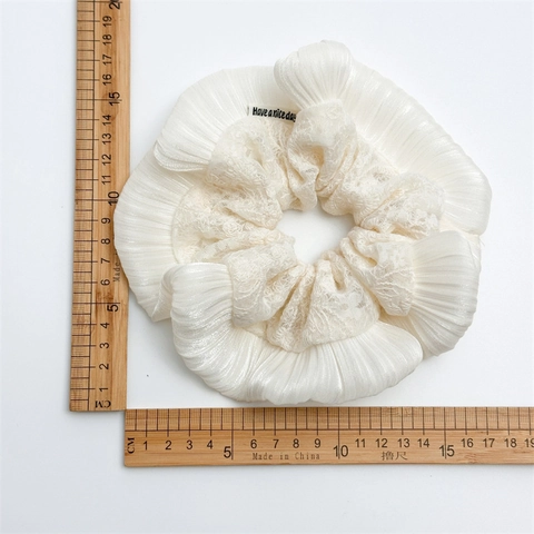 Elegante Scrunchie Coreano Bianco Crema con Ricamo in Pizzo e Chiffon Elastico per Capelli in Tessuto Plissettato Fatto a Mano