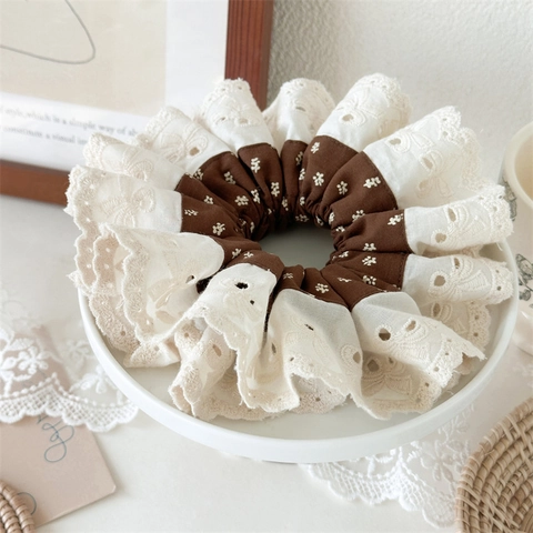 Chouchou Vintage en Coton et Dentelle Florale Grand Élastique Marron Café Crème Contraste Noeud Support Queue de Cheval Accessoire