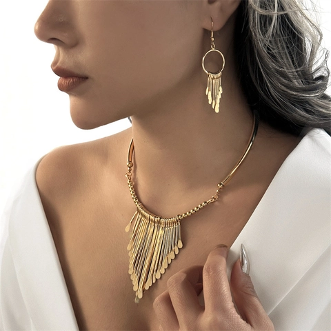Bijoux En Alliage De Métal À Glands À La Mode Collier Torque À Franges Irrégulières Et Boucles D'oreilles Pendantes Accessoires De Fête Élégants