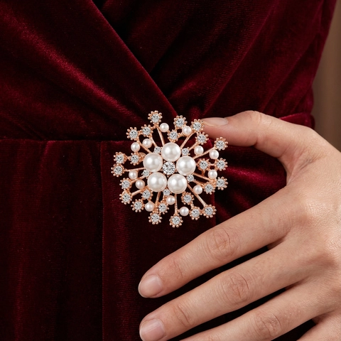 Elegant Alloy Snowflake Pearl Brooch For Women Shiny Rhinestone Inlaid Corsage Versatile Suit Accessories Pin Jewelry Gift