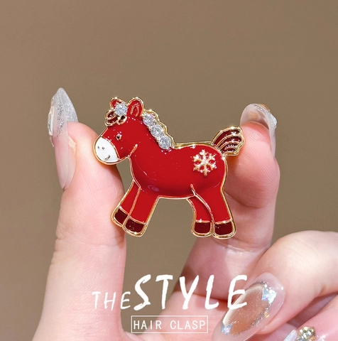Broche Poney Cheval en Émail Rouge Festif Alliage Plaqué Or Flocon de Neige Strass Incrusté Broche Animale pour Nouvel An Noël Fête Bijoux Femme Cadeau