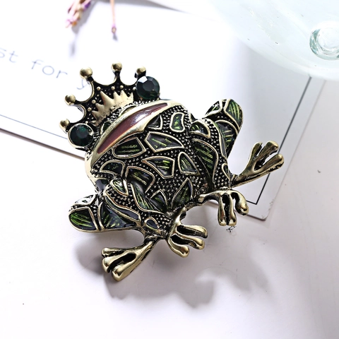 Broche de Príncipe Rana de Aleación Retro Con Corona Ojos de Diamantes de Imitación Verdes Alfiler de Esmalte para Mujer