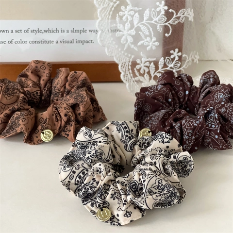 Scrunchie Grande in Tessuto Con Stampa Paisley Vintage Con Ciondolo a Lettera H in Metallo Dorato Elegante Fermacoda per Donna Accessori per Capelli Alla Moda