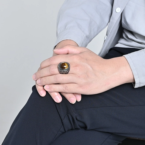 Anello in Acciaio Inossidabile Vintage da Uomo Con Intarsio in Turchese Occhio di Tigre Motivo a Volute Stile Punk Boemo
