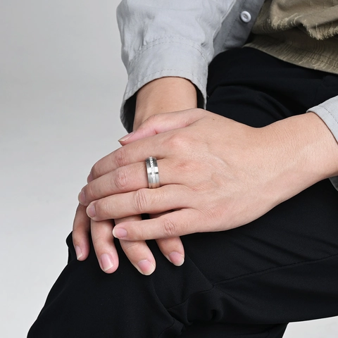 Bague Incrustée de Strass en Acier Inoxydable Mode pour Hommes Femmes Finition Polie Brossée Bague Géométrique Minimaliste Bijoux Cadeau