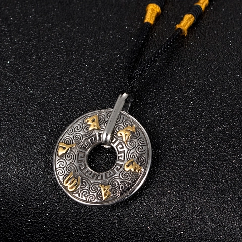 Collar de Colgante de Mantra de Seis Palabras Budista Vintage de Acero Inoxidable Estilo Chino Étnico Patrón de Nubes Amuleto de Protección Joyería Unisex