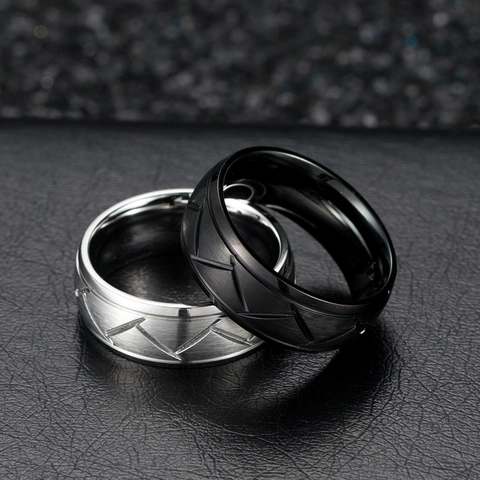 Anello da Uomo Moderno in Acciaio al Titanio Con Finitura Spazzolata Scanalature Diagonali Minimalista Nero Argento
