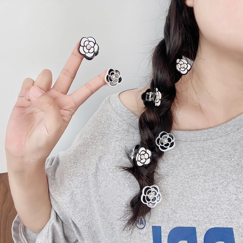 Pinza per Capelli Vintage a Forma di Fiore di Camelia per Donna Elegante Clip in Acrilico Nero Bianco Con Perla Artificiale
