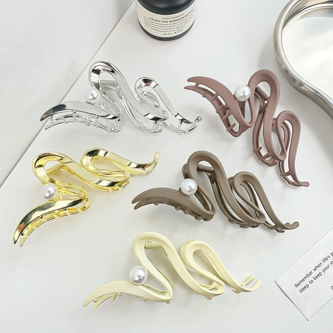 Large Pearl Wave Hair Claw Elegant Metal Shark Clip Alloy Artificial Pearl Hair Accessory For Women Back Of Head Bun Hair Grip