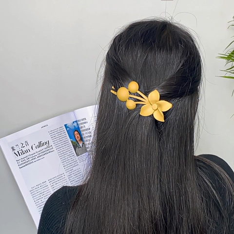 Morandi Color Flower Hair Claw Clip Matte PS Plastic Lily Floral Shark Clip Elegant Duckbill Clip For Women Daily Hair Accessories