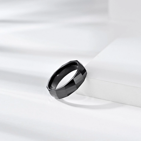 Anello a Fascia Geometrico Sfaccettato a Rombo in Ceramica Zirconia Nera per Uomo Donna Gioielli di Moda Minimalisti
