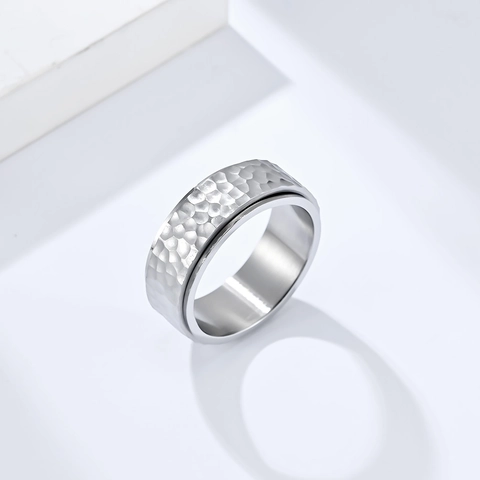 Anillo Spinner Martillado de Acero Inoxidable para Hombre Mujer 8mm Anillo Giratorio Fidget Textura Cráter Lunar Joyería Alivio Estrés