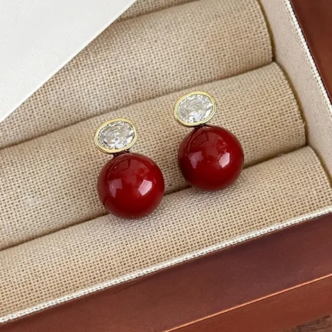 Pendientes de Botón de Aleación y Circonita Con Cuenta de Resina Roja Estilo Francés Vintage Joyas Bañadas en Oro para Mujer