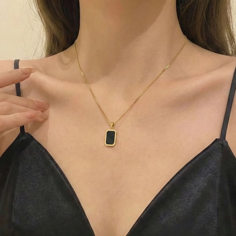 Moderne Edelstahl Vergoldete Rechteckige Anhänger Halskette Für Damen Schwarz Emaille Eingelegte Geometrische Box-Kette Schmuck