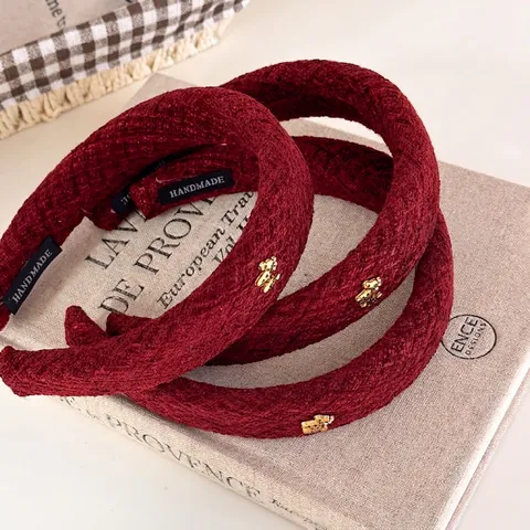 Diadema Acolchada de Tweed Tejida en Color Burdeos Retro para Mujer Amuletos de Oso de Metal Dorado Hecho a Mano Elegante Accesorios para el Cabello