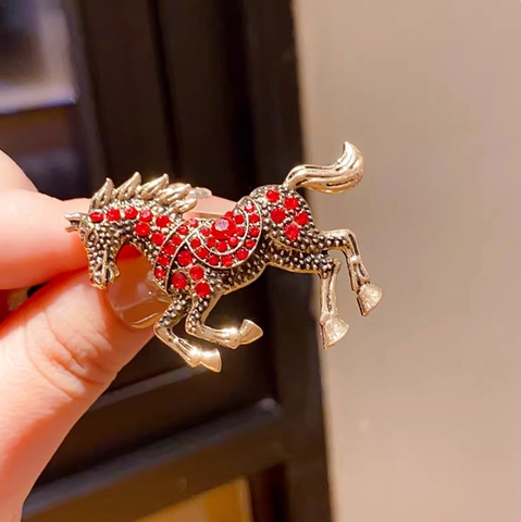 Vintage Galloping Steed Horse Brooch Pin For Women Men Rhinestone Enamel Zinc Alloy Animal Corsage Anti-exposure Jewelry Gift