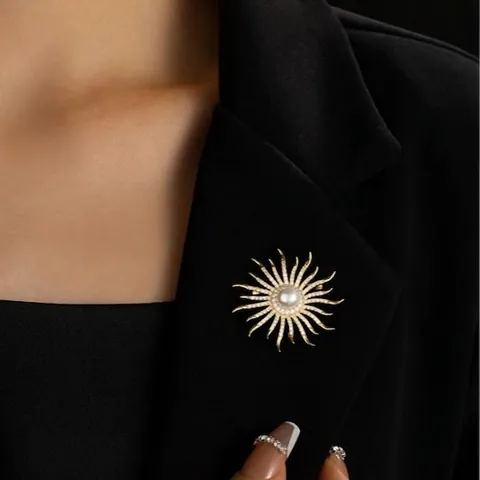 Elegante Legierung Künstliche Perle Sonnenblume Brosche Für Damen Gold Überzogene Strass Radial Starburst Pin Anti-Belichtung Mode Schmuck