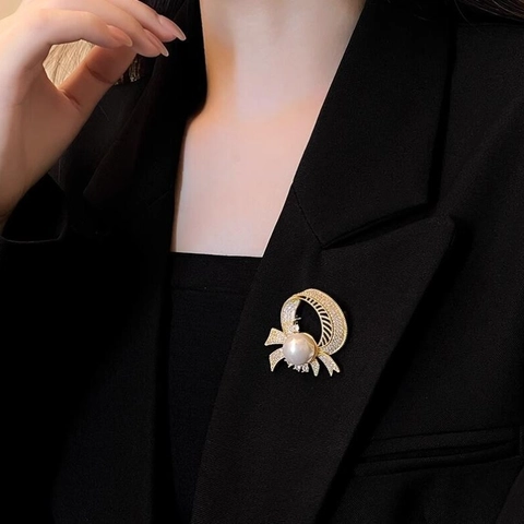 Elegante Spilla a Fiocco in Lega Dorata Con Perla Artificiale Strass Raffinato Gioiello di Moda per Accessori Donna