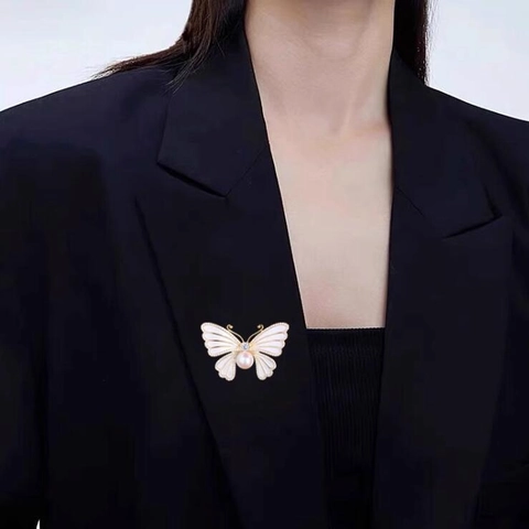 Elegante Spilla a Farfalla in Lega Con Perla Artificiale e Dettagli in Strass Gioiello Vintage in Smalto per Donna