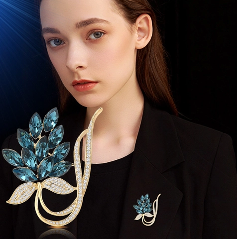Spilla a Forma di Stelo di Fiore in Lega Dorata Con Strass Blu Scuro Marquise per Donna Accessori Moda di Fascia Alta Gioielli