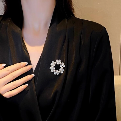 Elegante Spilla in Künstliche Perle e Zirconi a Ghirlanda Francese Vintage Floreale Spilla di Lusso Oro Argento Fiori Spille da Donna Matrimonio Festa Accessori Abbigliamento