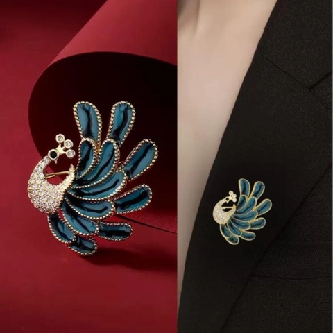 Vintage Alloy Enamel Peacock Brooch For Women Luxury Rhinestone Animal Breastpin Jewelry For Suits Party Daily Accessory